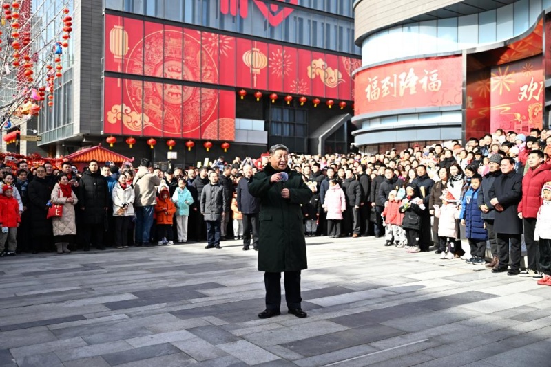 Xi Jinping visited Beijing residents ahead of the Spring Festival and congratulated all Chinese people.
