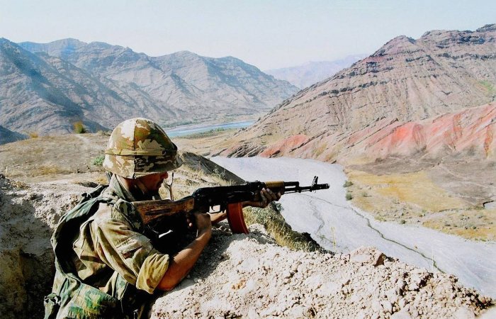 A drug smuggler was detained on the Tajik-Afghan border, and three of his accomplices escaped.