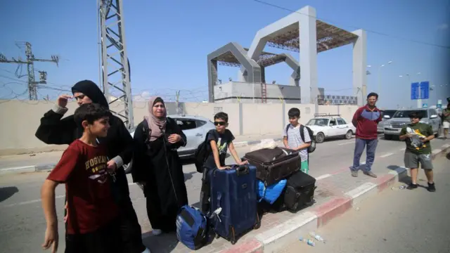 Palestinians say they are facing pressure from Israel when returning to Gaza through the Rafah crossing.