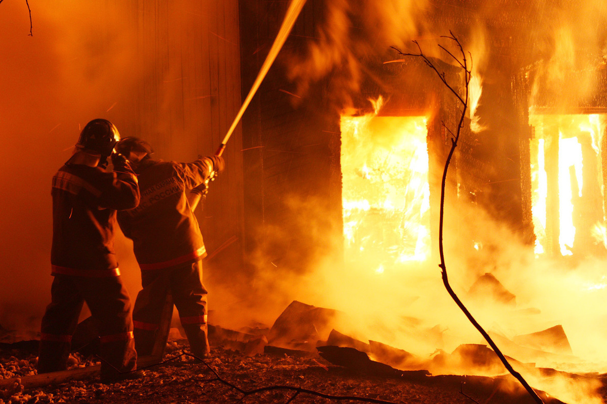 A fire broke out in 2,000 square meters of retail space in the Firdavsi district.