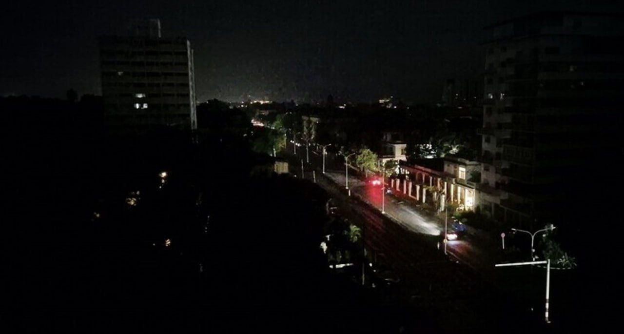 Iraq experiences a complete power outage