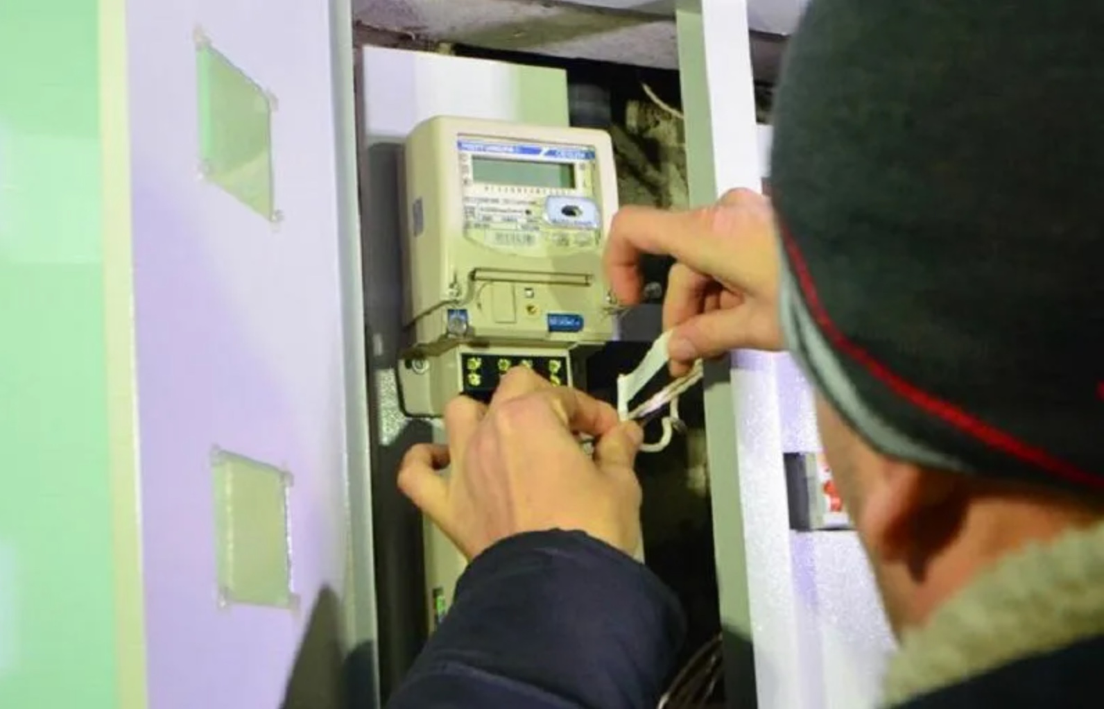 An electricity grid inspector is suspected of embezzlement in Kubodiyon.