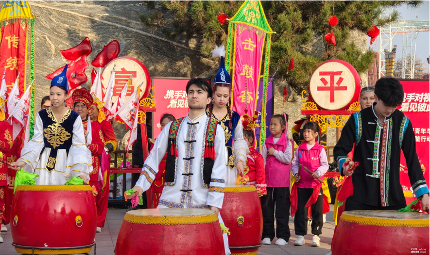A cultural exchange event between Chinese and Central Asian youth and media outlets, titled "Holding Hands and Seeing Each Other in the Eyes," was held in Weinan.