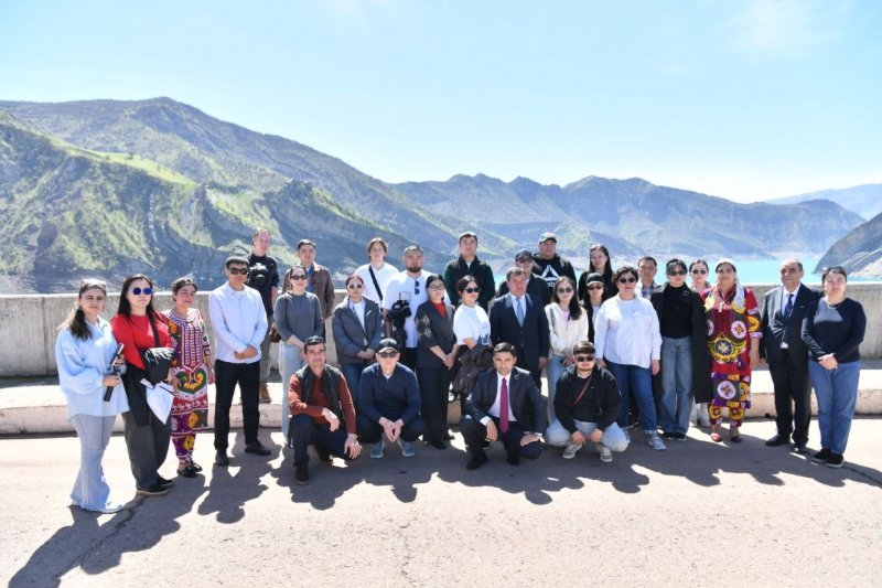 Kyrgyz journalists met Nurek during a press tour of Tajikistan.
