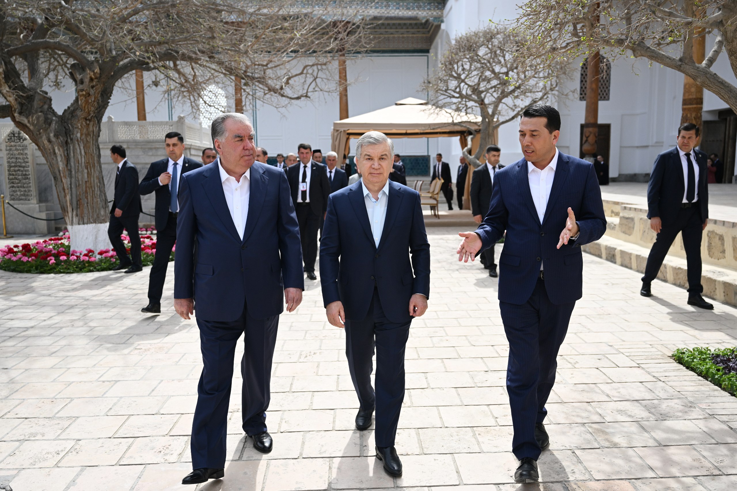 The leaders of Tajikistan and Uzbekistan toured the sights of Bukhara.