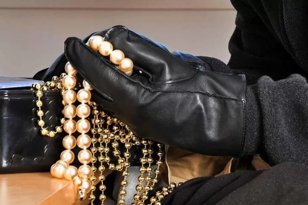 A 17-year-old resident of Kushoniyon is suspected of stealing jewelry in Dushanbe.
