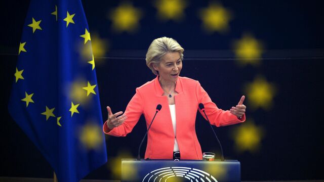 The European Commission warned EU countries of the threat of a budget crisis, according to the Financial Times.