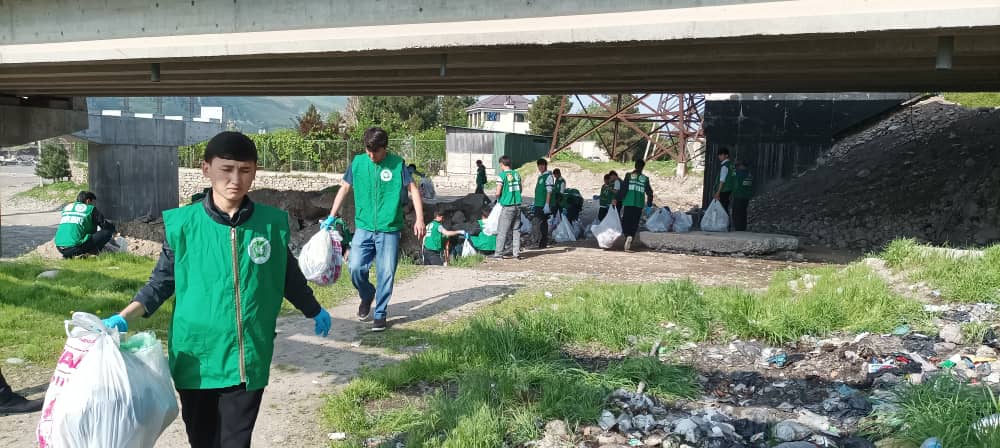 The banks of the Kofarnikhon River were cleaned as part of an environmental campaign.