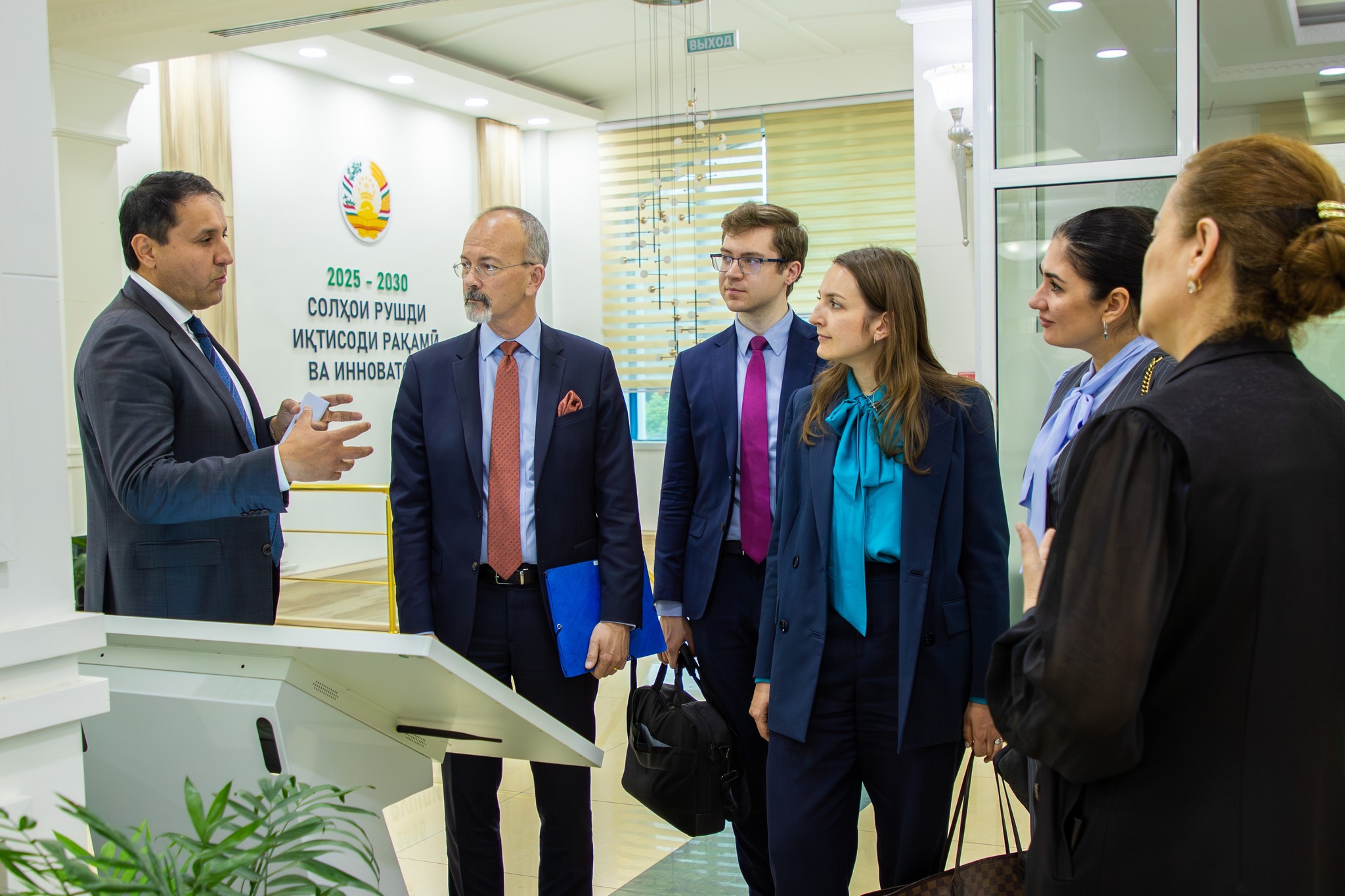 The development of the digital economy and the implementation of AI were discussed in Dushanbe.