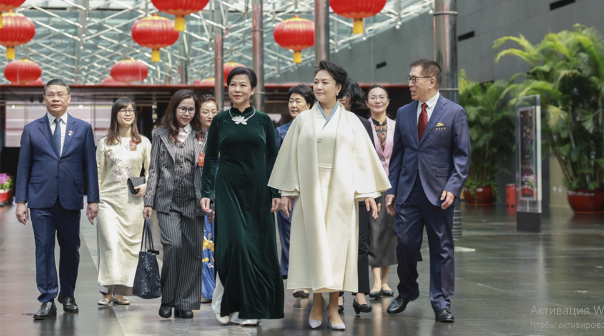 Peng Liyuan and the First Lady of Vietnam visited the National Centre for the Performing Arts of China