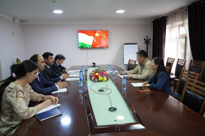 Training for Chinese language teachers was discussed in Tajikistan.