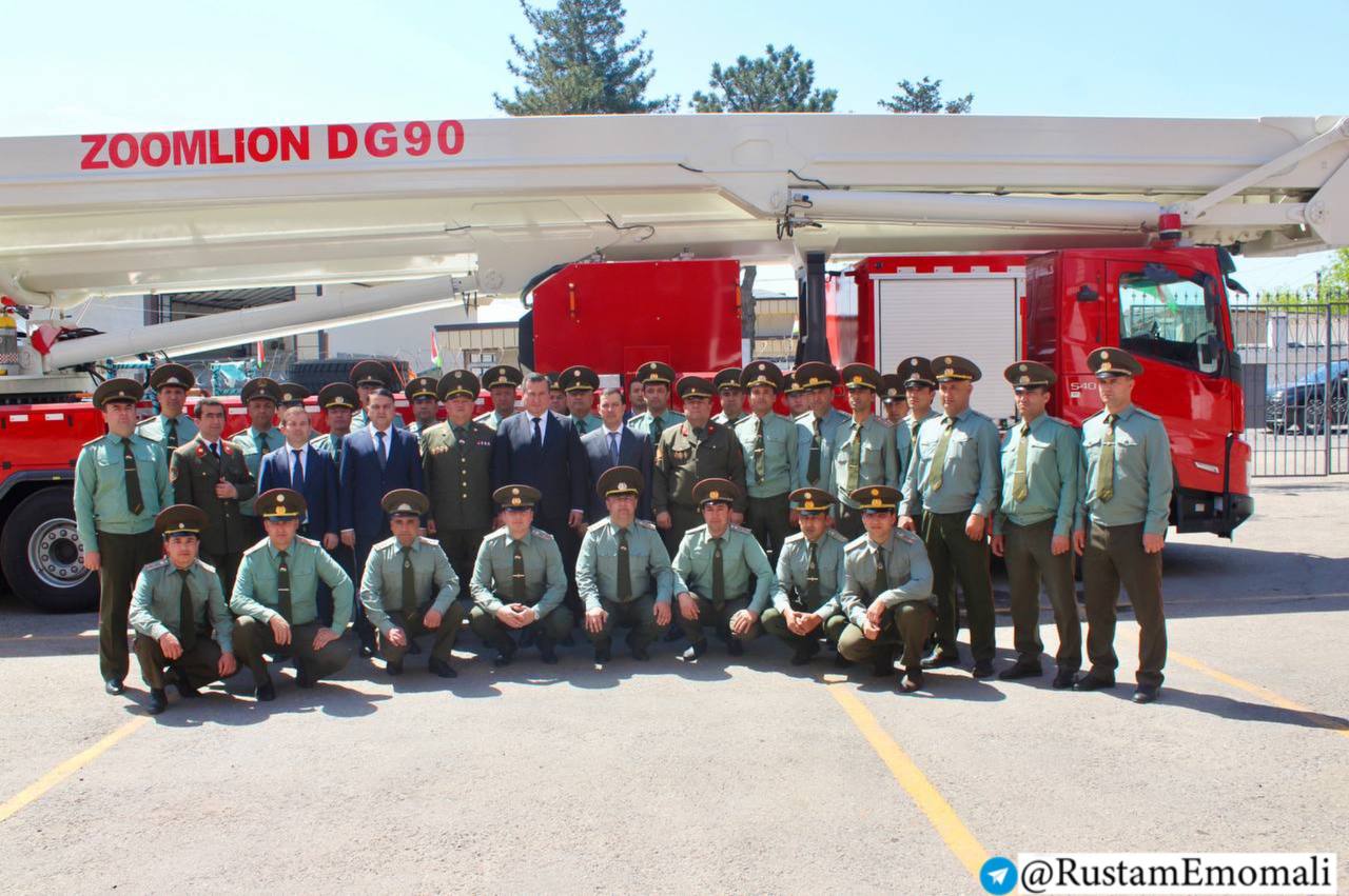 Moscow firefighters received a unique vehicle with a 90-meter ladder.