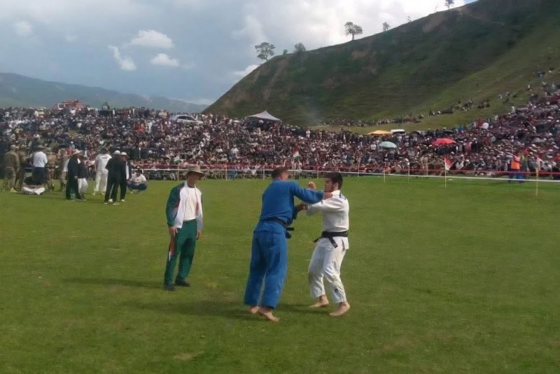 A national wrestling tournament with prizes of up to 100,000 somoni and cars was held in Muminabad.