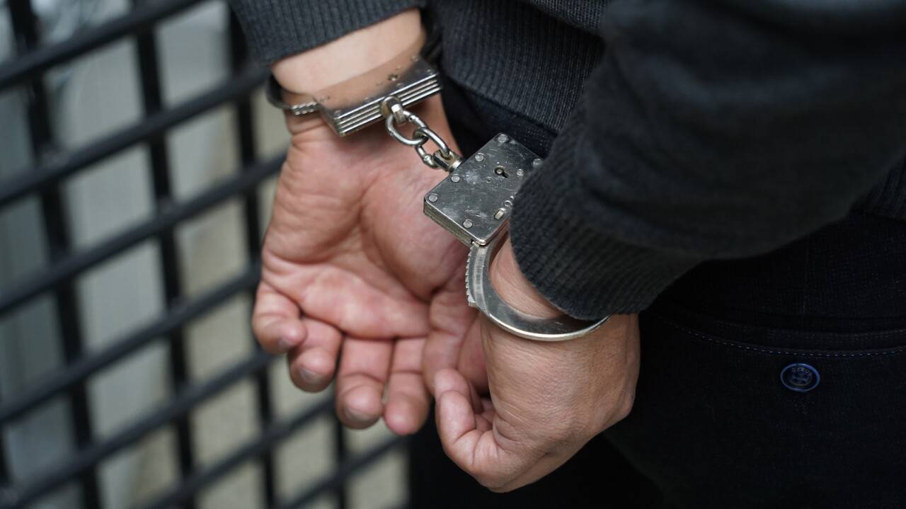 Two Vahdat residents are suspected of fraudulently recruiting people to Canada.