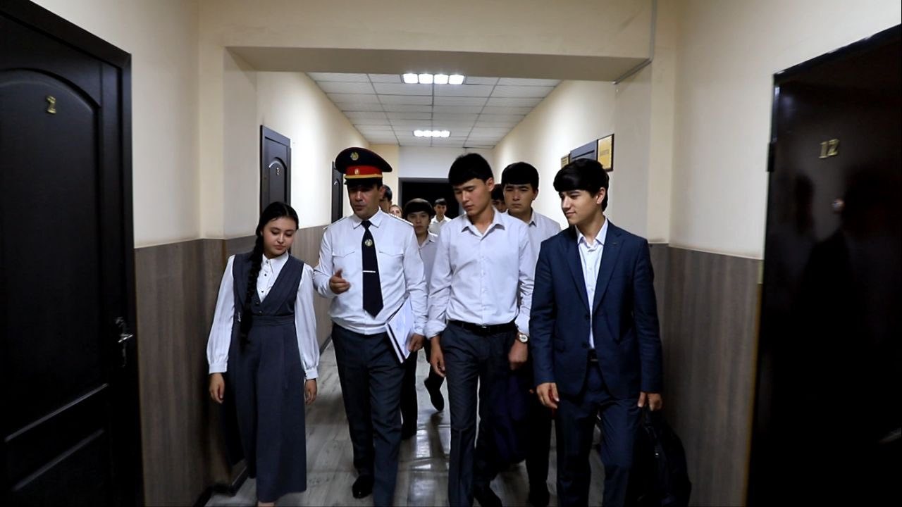 A tour of the police department was held for schoolchildren in Bokhtar.