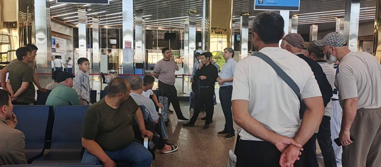 The Migration Service is providing consultations to citizens at Dushanbe Airport.