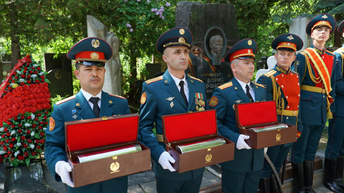A ceremony was held in Moscow to hand over capsules containing soil from the graves of Nusratullo Makhsum and Shirinsho Shotemur.