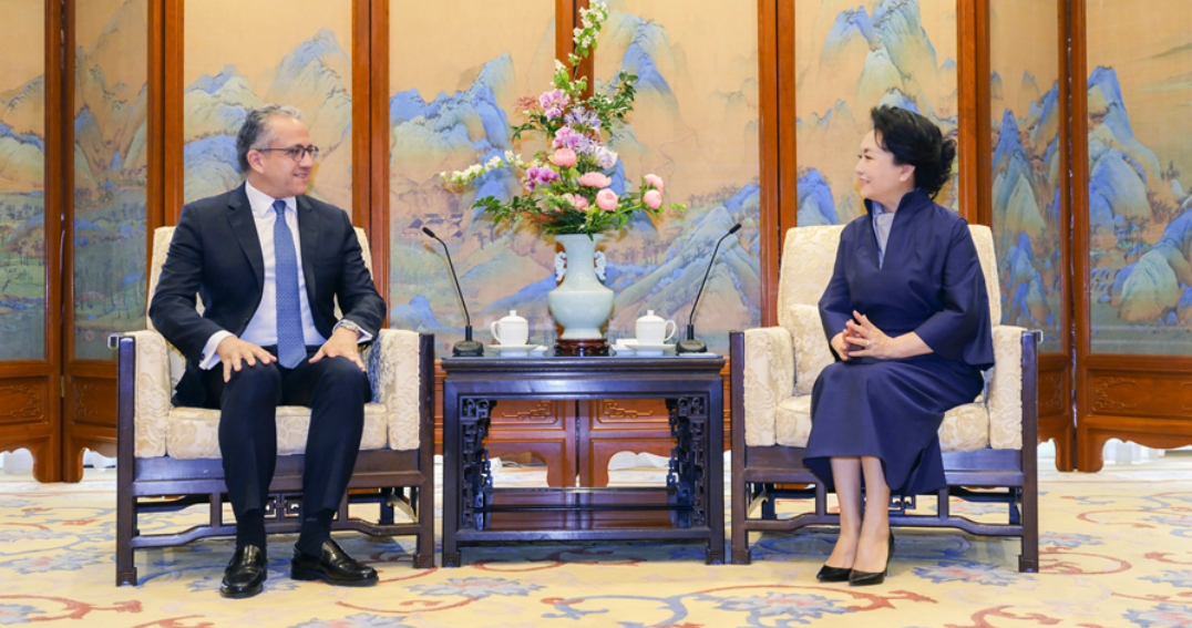 Peng Liyuan met with the Director-General of UNESCO