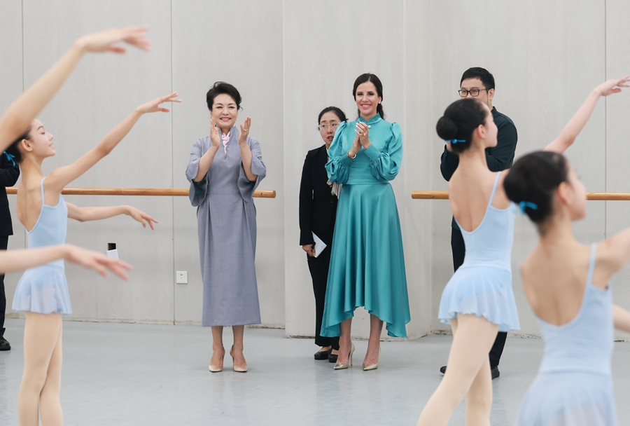 Peng Liyuan and Tamara Vucic visited the Beijing Dance Academy.