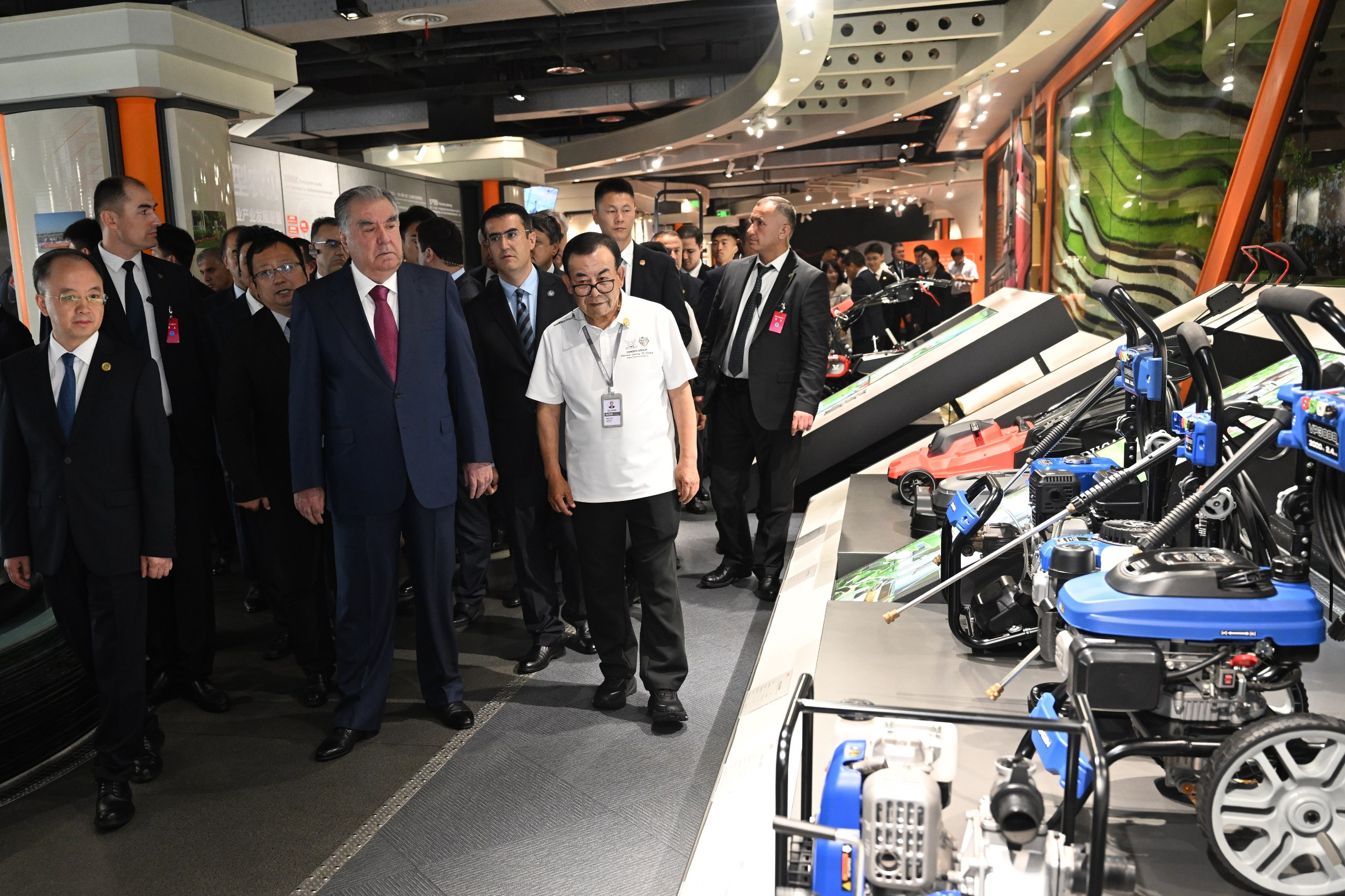 Emomali Rahmon visited the Zonsen industrial company in Chongqing.