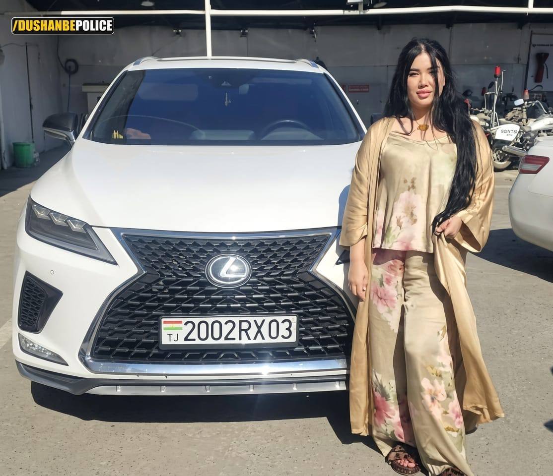 In Dushanbe, a Lexus driver blocked the entrance to a parking lot and was held accountable.
