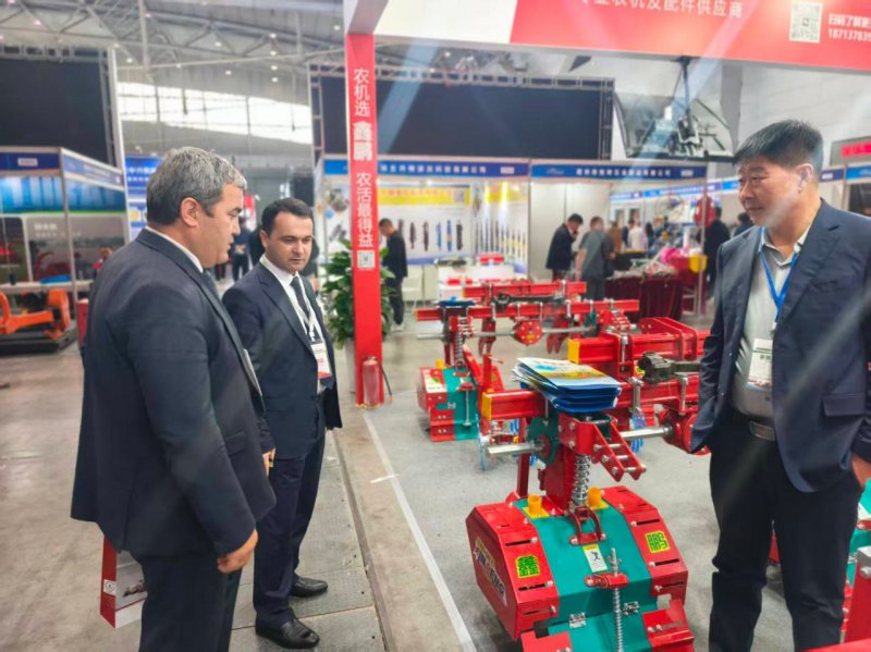 A Dushanbe delegation learned about the latest agricultural machinery at an exhibition in China.