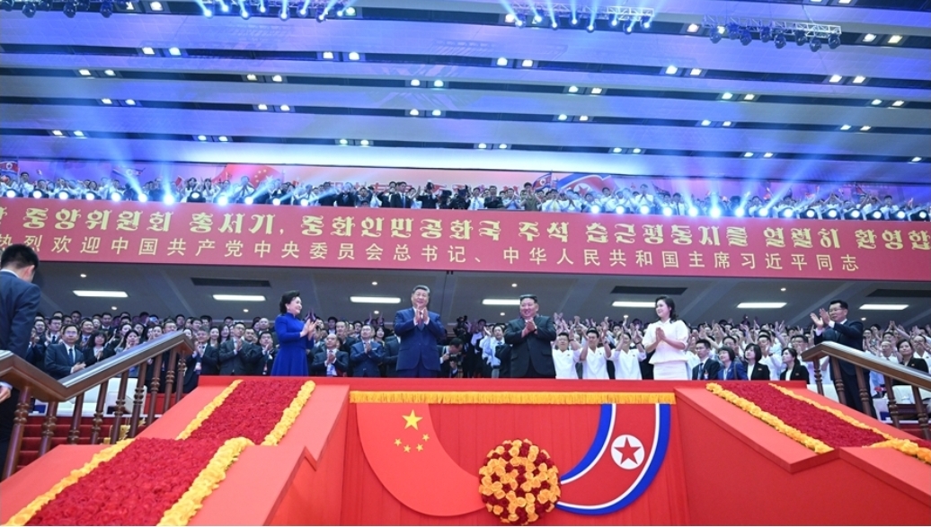 Xi Jinping and his wife attended an art performance in Pyongyang.