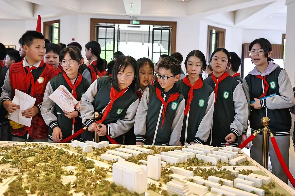 Xi Jinping urged children to continue revolutionary traditions