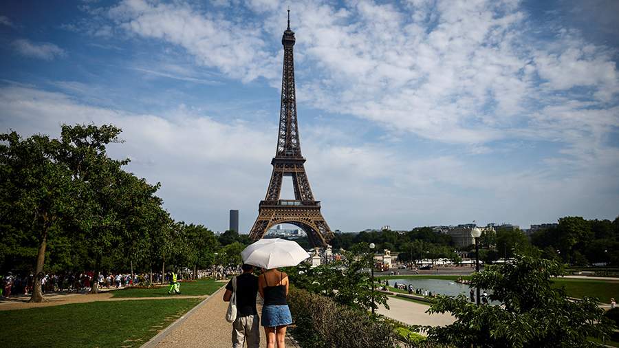 The Eiffel Tower grew 10 cm due to abnormal heat.