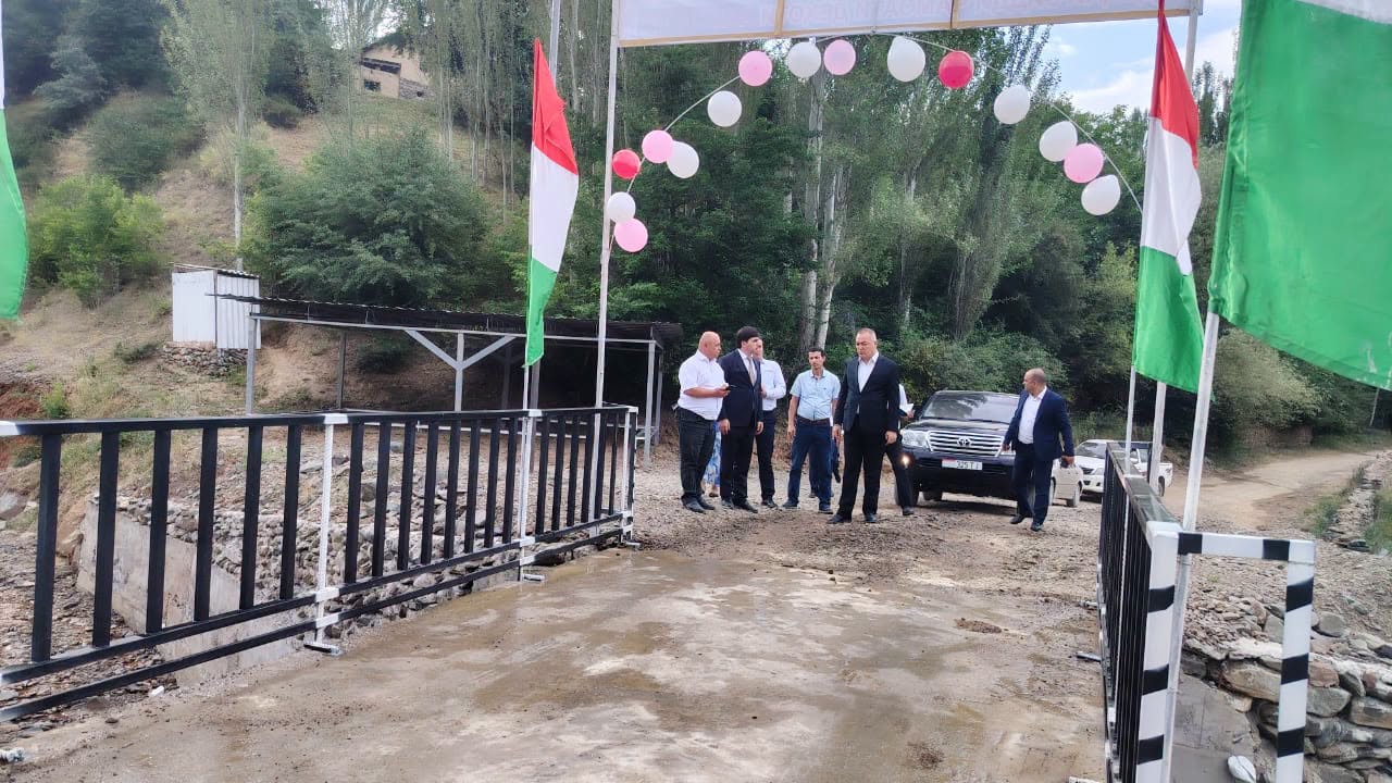 Residents of the villages of Mindona and Ziddeh in Penjikent built a road bridge.