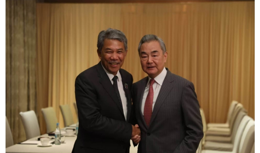 An early completion of the agreement on the Code of Conduct in the South China Sea will contribute to peace among factions, says the Chinese Foreign Minister.