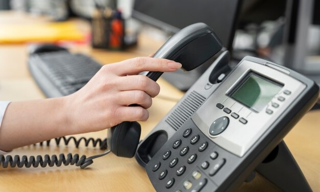 The Committee for Tourism Development's hotline has assisted tourists in more than 390 cases.