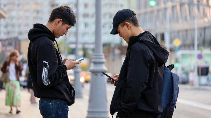 Migrants in Russia are planning to be required to purchase smartphones for geolocation tracking.