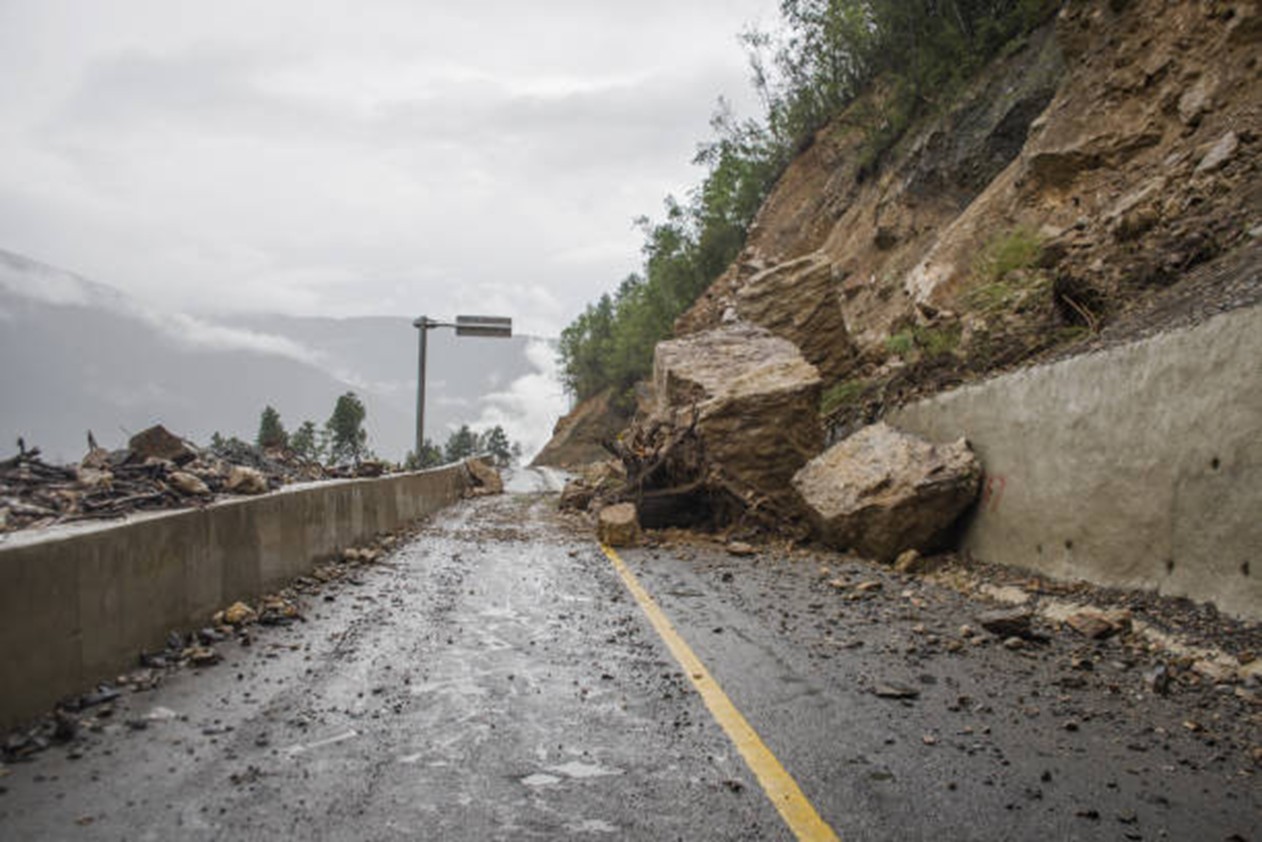 Tajikistan's Ministry of Transport has ordered 24-hour road monitoring amid the threat of mudslides and dust storms.
