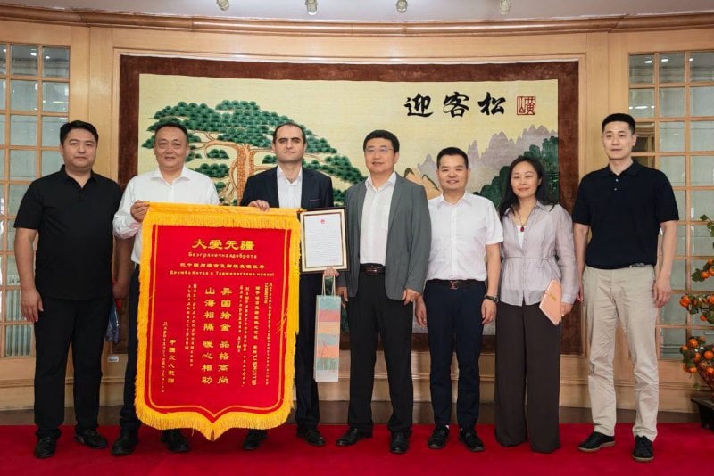 A taxi driver in Dushanbe was awarded for returning a mobile phone to a tourist from China.