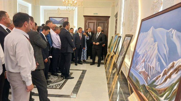 The National Museum presented an exhibition about water and glaciers in Tojikobod.