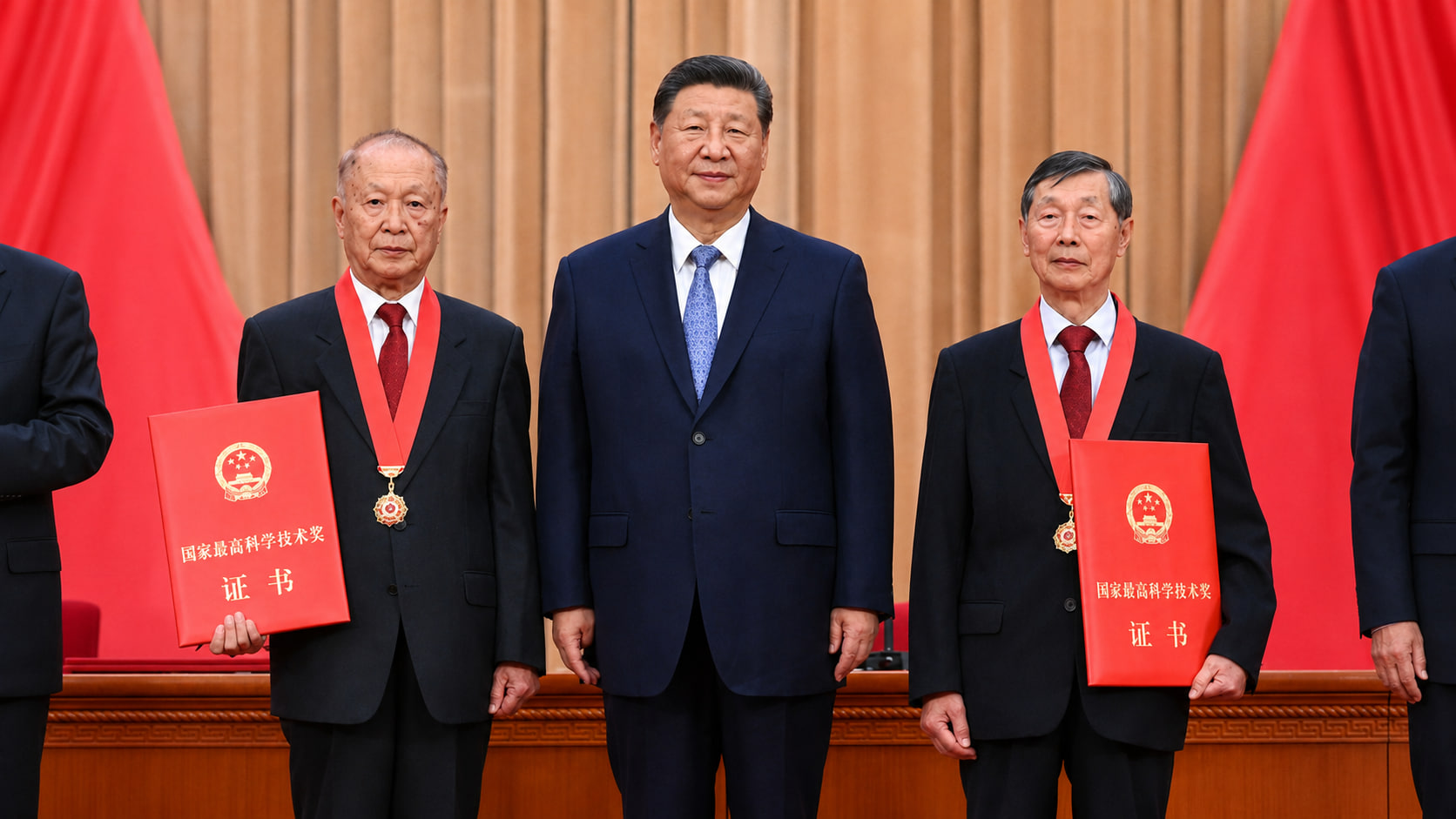 Xi Jinping presented two scientists with the Chinese National Science and Technology Award.