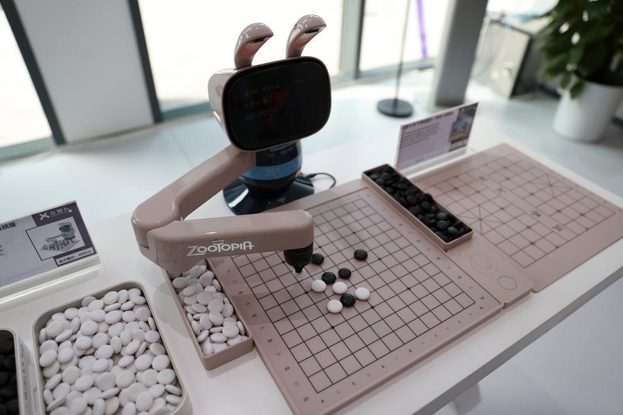 AI-powered chess robot of SenseRobot