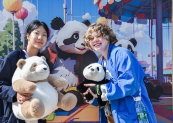 Chinese and American students pose for a photo at Shijiazhuang