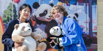 Chinese and American students pose for a photo at Shijiazhuang