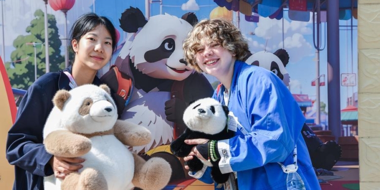 Chinese and American students pose for a photo at Shijiazhuang