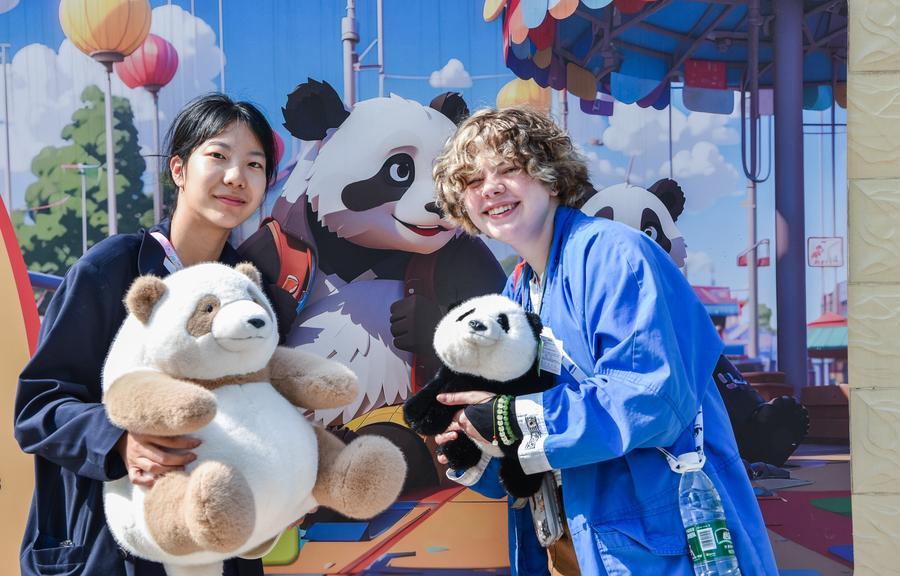 Chinese and American students pose for a photo at Shijiazhuang